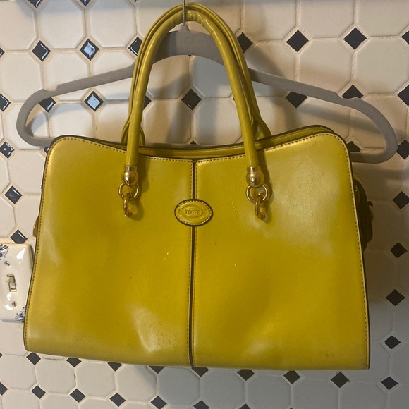 Tod’s yellow handbag. - Picture 1 of 3